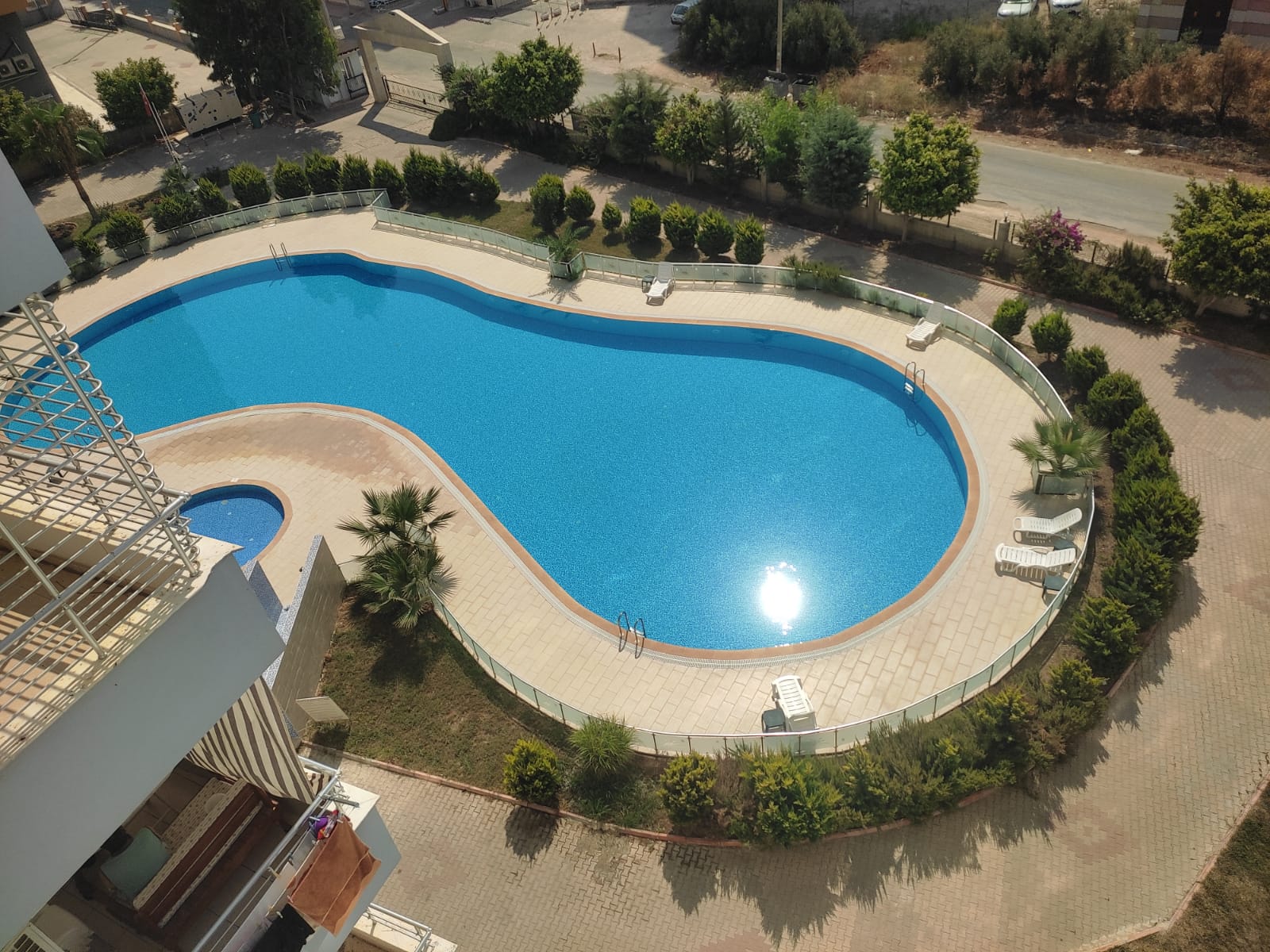 SUSANOĞLUNDA HAVUZLU SİTE İÇERİSİNDE EŞYALI KİRALIK 2+1 DAİRE